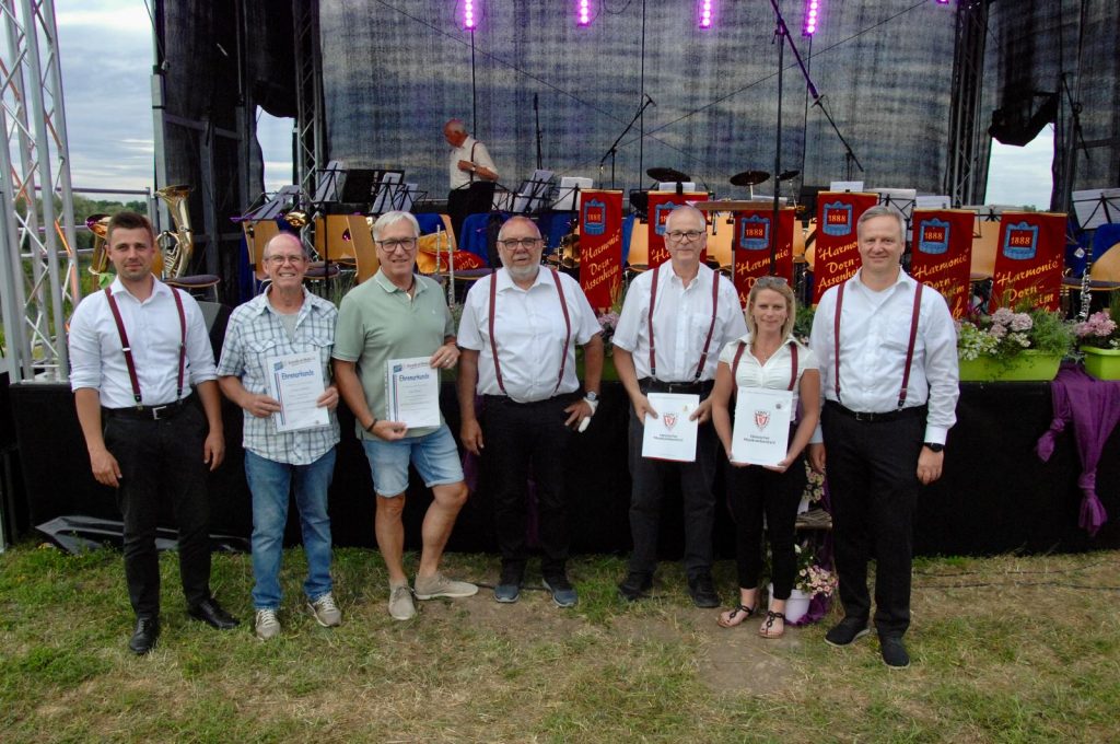 Flankiert von Harmonie-Chef Andreas Schmidt (rechts) und seinem Stellvertreter Marius Münch (links) wurden für langjährige Mitgliedschaften ausgezeichnet: v.l. Clemens Winkler, Uwe Bayer, Martin Dönges, Andreas Dönges und Jeanette Winkler.